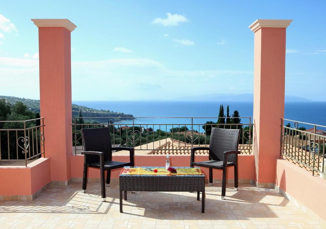 Provenzo And Meliti Villas Lourdata  Extérieur photo